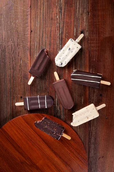 Composition Avec Popsicles Chocolat Sur Fond Bois Vue Dessus Images De Stock Libres De Droits