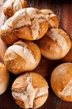 Çeşitli doğal mayalanmış ekmek türleri bir sepette bir araya gelir.