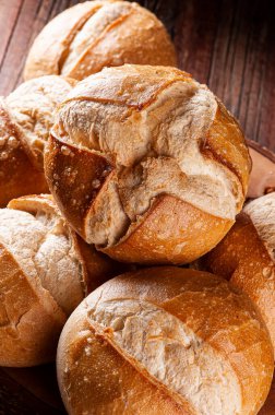 Çeşitli doğal mayalanmış ekmek türleri bir sepette bir araya gelir.