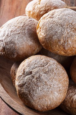 Doğal mayalanmış hamburger ekmeği. Yakından çek..