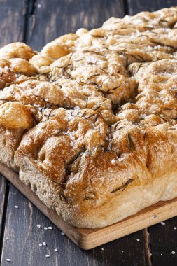 Rosemary ve Kaba Tuz ile geleneksel İtalyan Focaccia 'sı. Ev yapımı ekmek Focaccia.