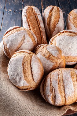 Çeşitli doğal mayalanmış ekmek türleri bir sepette bir araya gelir.