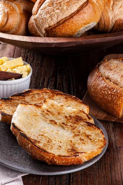 Французский Хлеб Разрезанный Пополам Поджаренный Маслом — стоковое фото