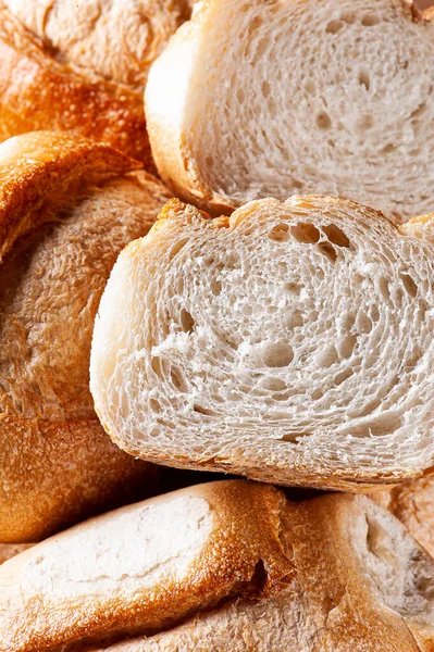 Francuski Chleb Przecięty Pół Pokazując Wnętrze Zdjęcie Bliska — Zdjęcie stockowe