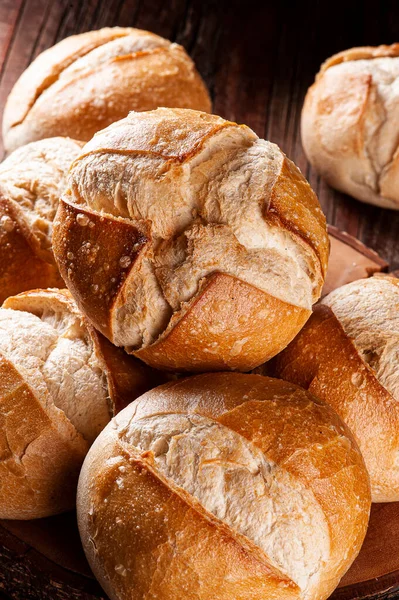 Varios Tipos Panes Fermentados Naturalmente Juntos Una Canasta — Foto de Stock