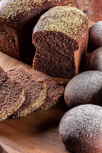 Chleb Australijski Domowej Roboty Ciemnej Mąki Pełnoziarnistej Desce Drewnianej — Zdjęcie stockowe