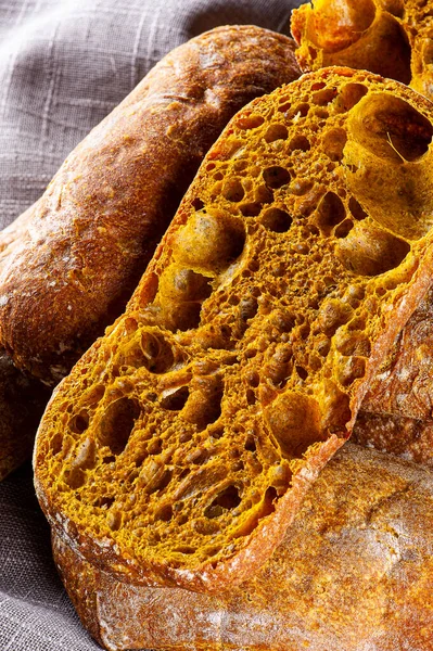 Naturalny Chleb Drożdżowy Szafranem Zdjęcie Bliska — Zdjęcie stockowe