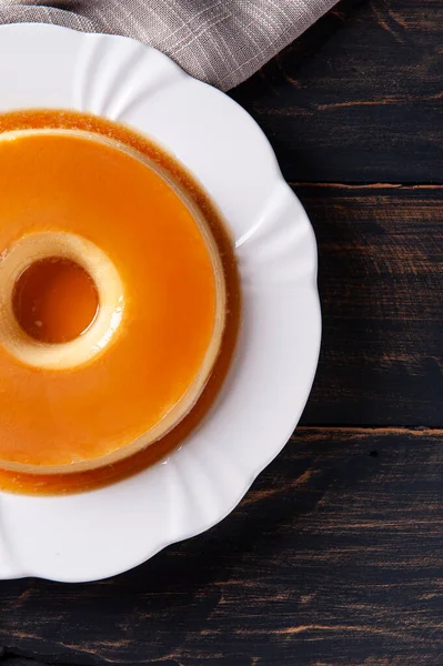 Délicieux Pudding Lait Condensé Sur Assiette Blanche Vue Dessus Espace — Photo