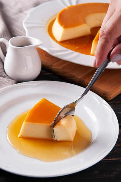 Délicieux Pudding Lait Condensé Sur Assiette Blanche Quelqu Ramasse Morceau Photos De Stock Libres De Droits