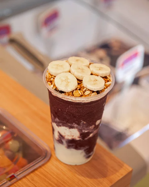 Acai Tasse Crème Glacée Avec Banane Granola Sur Comptoir Crème Photo De Stock