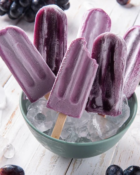 Popsicles Raisin Dans Bol Avec Glaçons Images De Stock Libres De Droits