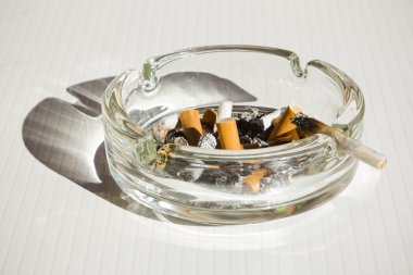 Sigara kül tablası içinde