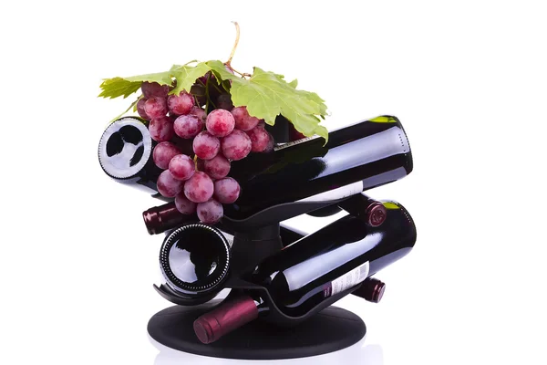 Botellas de vino con racimo de uvas —  Fotos de Stock