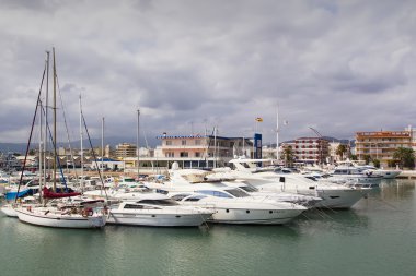 Limana demirlemiş tekneler