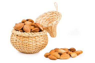 hasır sepet içinde badem