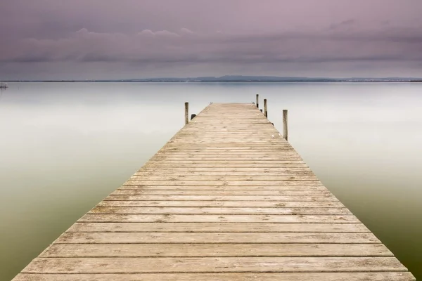 Houten pier op het meer — Stockfoto