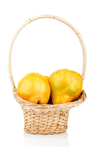 Wicker basket with quinces — Stock Photo, Image