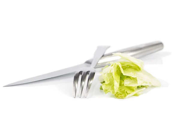 Coltello, forchetta e lattuga su sfondo bianco — Foto Stock