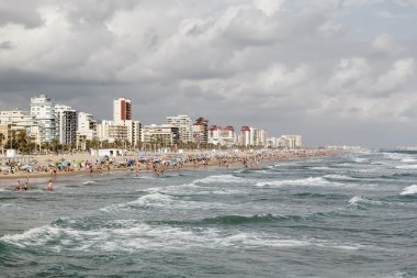 kalabalık bir plaj, panoramik