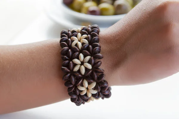 Detail van een handgemaakte armband op de pols van een meisje — Stockfoto