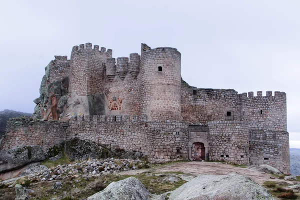 Régi, elhagyatott kastély Avila. Spanyolország. — Stock Fotó