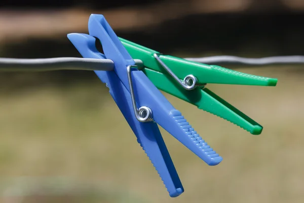 Tabi bir kablo clothespins — Stok fotoğraf