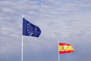 İspanyol ve Avrupa bayrakları rüzgarda sallayarak