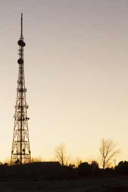 telefon Tekrarlayıcı silüeti. gece vakti.