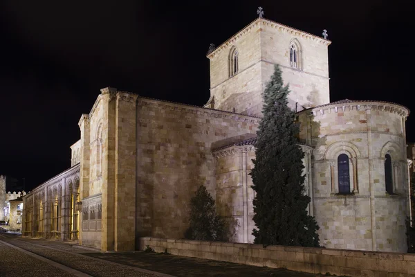 Europa, spanien, kastilien und leon, avila, blick auf basilica de san vicente bei nacht — Stockfoto