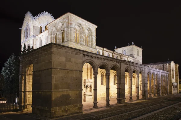 Europa, spanien, kastilien und leon, avila, blick auf basilica de san vicente bei nacht — Stockfoto