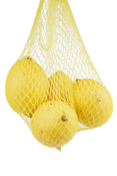beyaz zemin üzerinde bir ağda limon