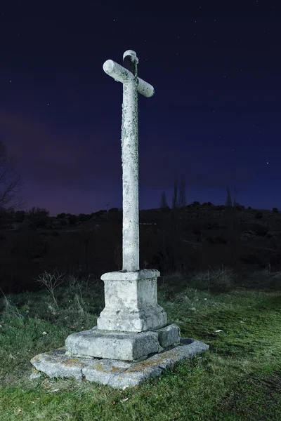 Night shot of a crucifix of granite — Stock Photo, Image