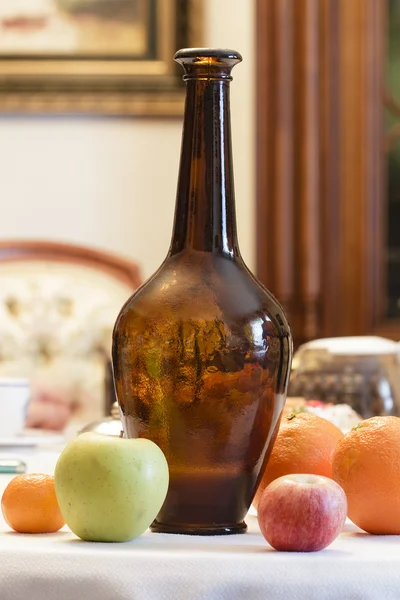 Nature morte, vase en verre avec quelques fruits frais — Photo