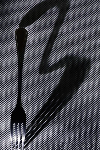 Stilleben av en gaffel på en metallplatta — Stockfoto