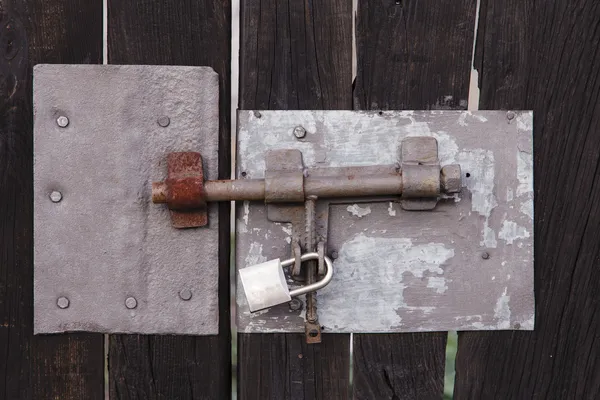 Σύρτης και κλειδαριά σε μια ξύλινη πόρτα — Φωτογραφία Αρχείου