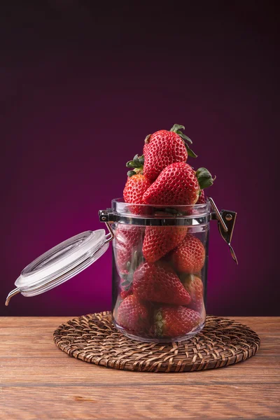 Délicieuses fraises mûres dans un bocal en verre transparent — Photo