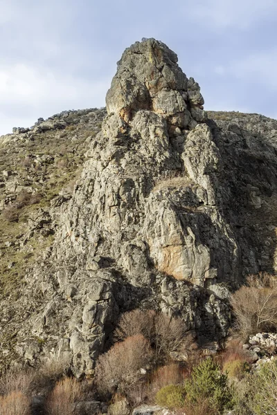 Großer Felsen namens "Cave maragato" avila, Spanien — Stockfoto