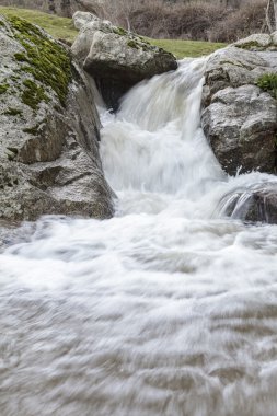 çalkantılı nehir suyu