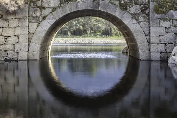 Spiegelung der Brücke auf einem ruhigen Fluss — Stockfoto