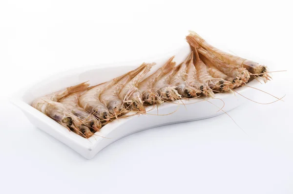 Crevettes fraîches sur un blanc — Photo