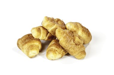 Beyaz arkaplanda kruvasanlar