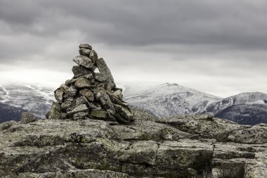 ön planda taşlarının kilometre taşı ile dağlık manzara