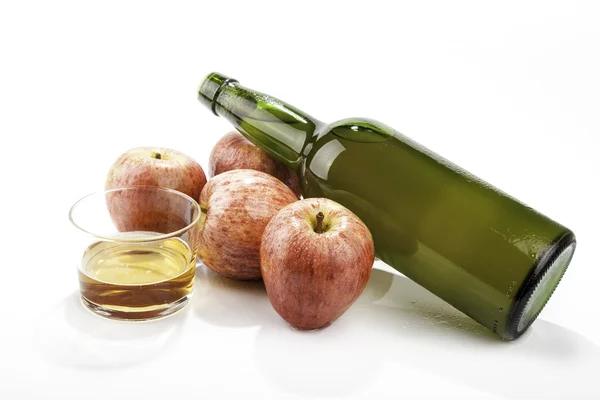 Jabłka i cydr butelka — Zdjęcie stockowe