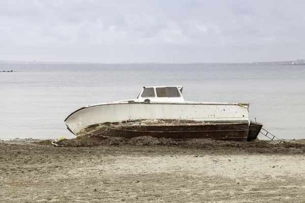 Barco encalhado — Fotografia de Stock
