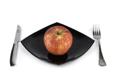 Apple bir çatal yanında bir tabak
