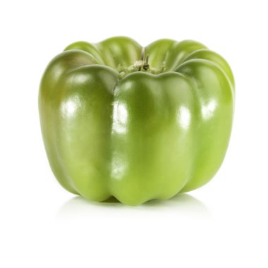 beyaz arkaplanda yeşil biber