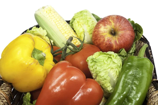 Frutta e verdura in un cesto di vimini — Foto Stock