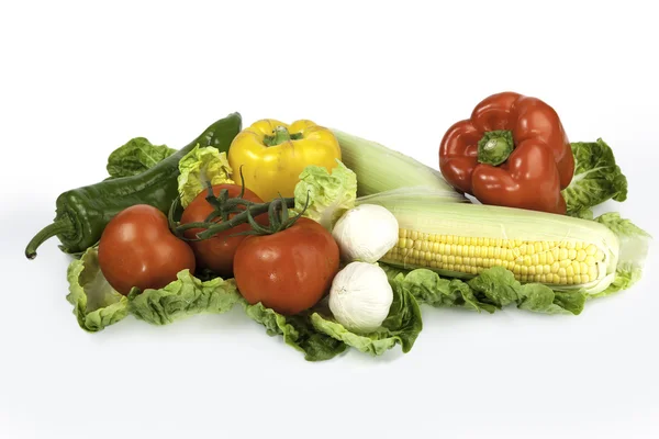 Gemengde groenten op witte achtergrond — Stockfoto
