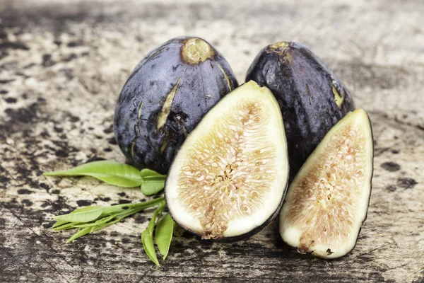 Black figs on a wooden board — Stock Photo, Image