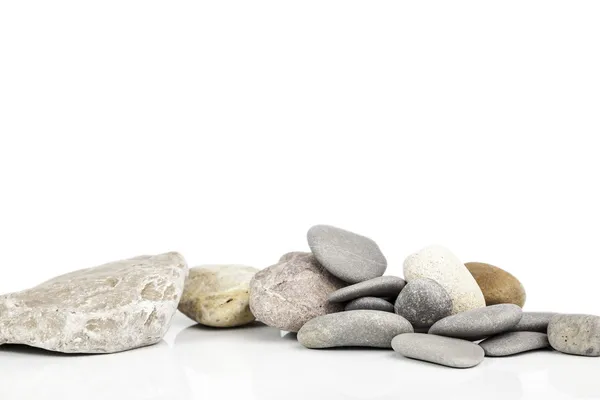 Piedras de río sobre fondo blanco — Foto de Stock